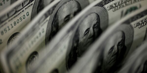 dolar-fecha-em-r$-5,66-apos-superar-r$-5,70-durante-o-dia