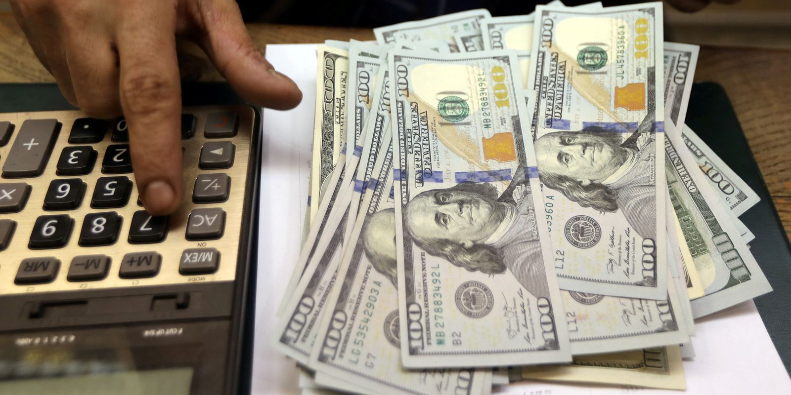 dolar-cai-para-r$-5,48-apos-anuncio-de-corte-de-r$-25-bi-no-orcamento