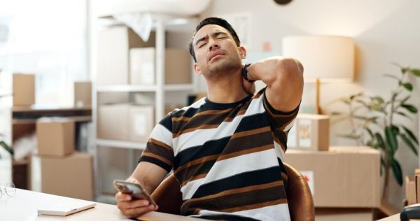 usar-celular-em-excesso-pode-adicionar-ate-27-kg-a-coluna;-entenda