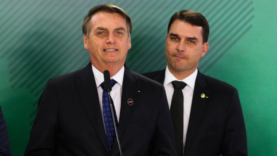 em-audio-apreendido-pela-pf,-bolsonaro-sugere-conversar-com-chefe-da-receita-sobre-investigacao-contra-filho-senador