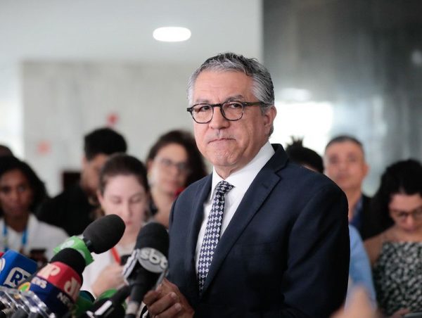 o-presidente-lula-e-inegociavel-com-cumprimento-do-arcabouco-fiscal,-diz-padilha
