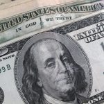 dolar-sobe-contra-moedas-globais-com-busca-de-protecao-apos-pane-e-quadro-politico-nos-eua
