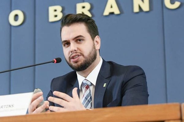 22-senadores-pedem-para-visitar-ex-assessor-de-bolsonaro-na-prisao;-veja-lista