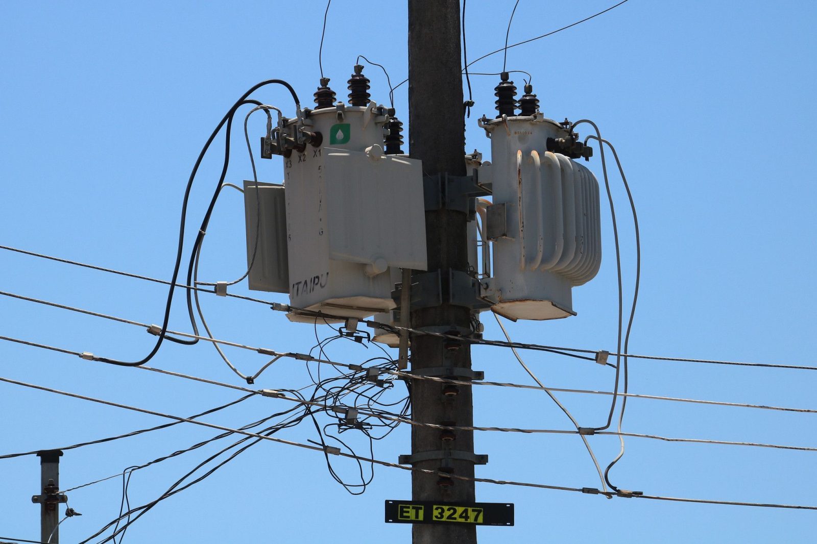 teles-e-eletricas-divergem-sobre-criacao-de-empresa-de-postes-e-temem-custo-maior;-entenda