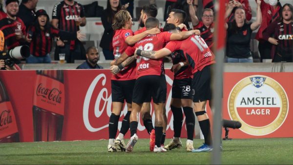 em-jogo-tenso,-athletico-pr-bate-o-cerro-porteno-e-vai-as-oitavas-da-sul-americana