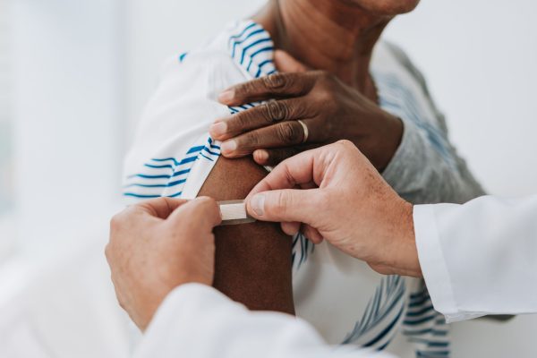 vacina-contra-herpes-zoster-pode-reduzir-risco-de-demencia,-diz-estudo