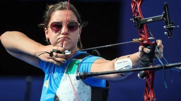 paris-2024:-ana-luiza-caetano-e-eliminada-nas-oitavas-do-tiro-com-arco