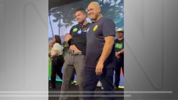 cuiaba:-pre-candidato-a-vereador-do-pl-exibe-arma-na-cintura-durante-convencao