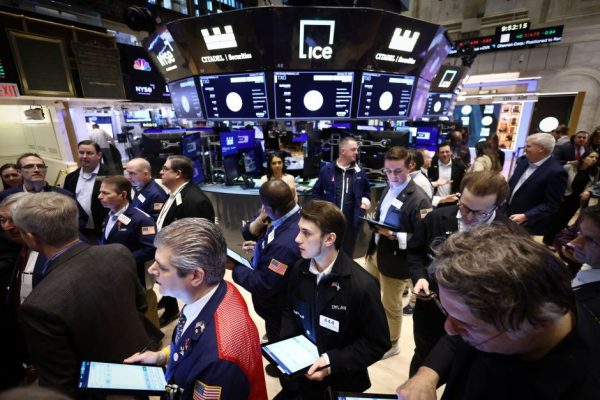 wall-street-abre-em-alta-em-meio-a-alivio-com-dados-de-auxilio-desemprego-nos-eua
