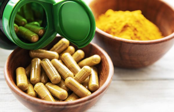 suplementos-com-curcuma-e-cha-verde-podem-causar-riscos-ao-figado;-entenda