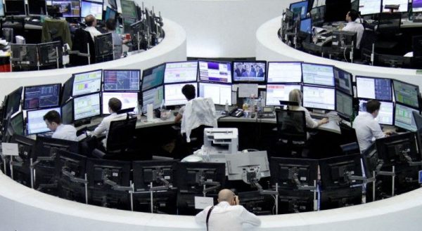 acoes-da-europa-avancam-em-final-de-semana-turbulenta-por-temores-de-recessao-nos-eua