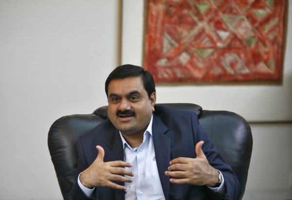 sob-novas-acusacoes,-imperio-de-gautam-adani-perde-bilhoes-em-valor-de-mercado