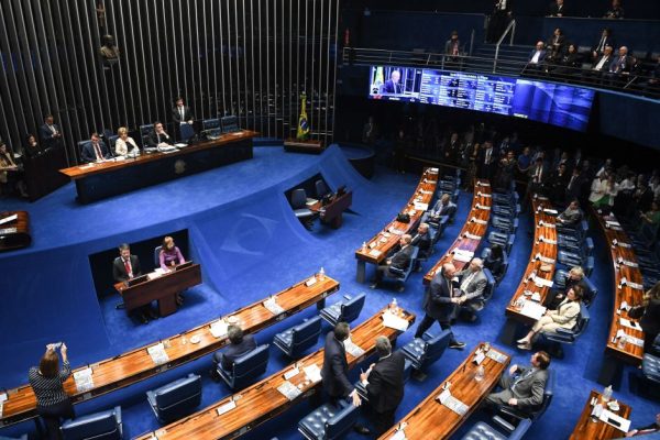 relator-apresenta-novo-parecer-e-ccj-do-senado-adia-votacao-da-pec-do-banco-central