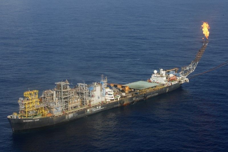 petroleo-fecha-em-queda-com-dados-dos-eua-e-tensao-no-oriente-medio