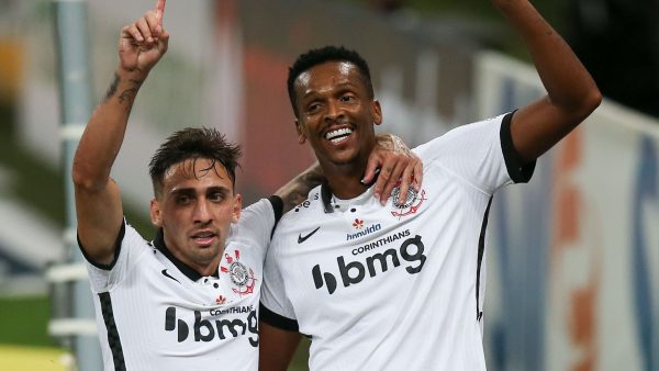 vitoria-acerta-com-ex-corinthians,-mas-aguarda-justica-para-assinar-contrato
