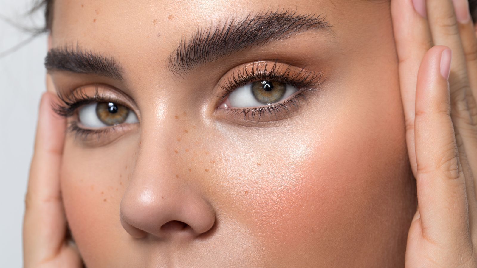 minoxidil-funciona-para-deixar-sobrancelhas-cheias?-especialistas-respondem