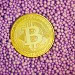 bitcoin-sobe-e-segue-reacao-animada-do-mercado-com-sinal-de-queda-dos-juros-eua