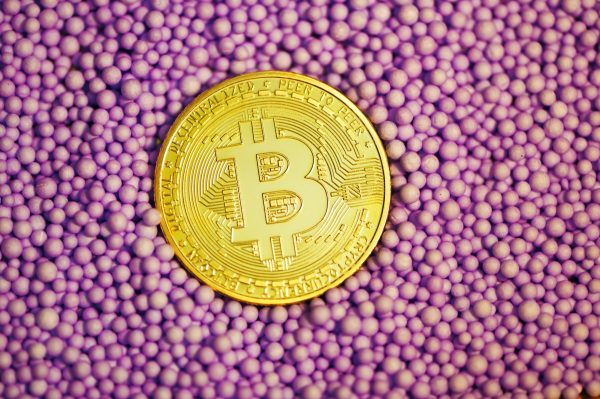 bitcoin-sobe-e-segue-reacao-animada-do-mercado-com-sinal-de-queda-dos-juros-eua