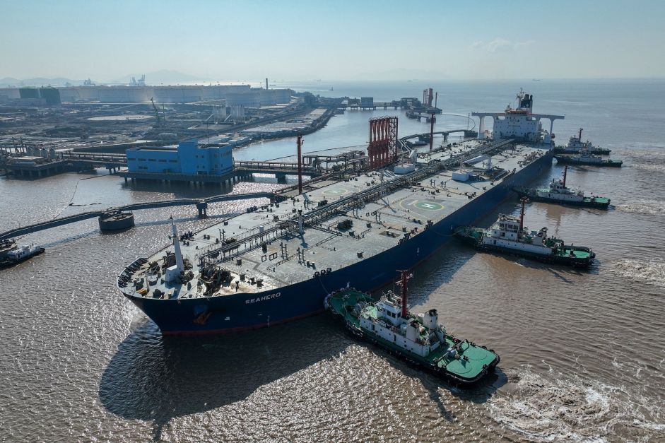 petroleo-fecha-em-alta,-com-investidores-esperancosos-com-cortes-de-juros-pelo-fed