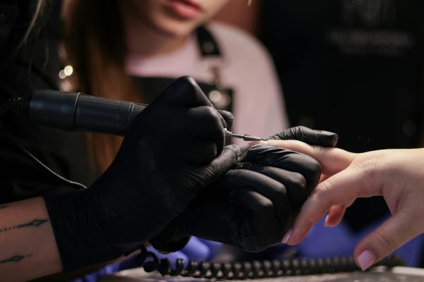 unhas-em-gel:-o-perigo-da-tecnica-que-promete-“mais-praticidade”
