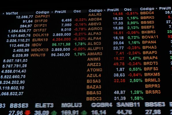 agosto-tem-71-acoes-do-ibovespa-em-alta:-especialistas-explicam-movimento
