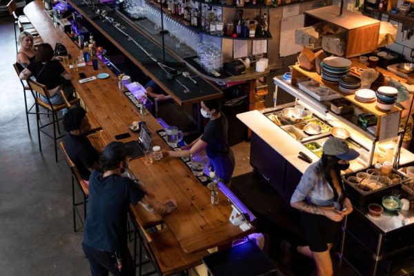 mesa-para-um?-cada-vez-mais-pessoas-estao-comendo-sozinhas-em-restaurantes-dos-eua