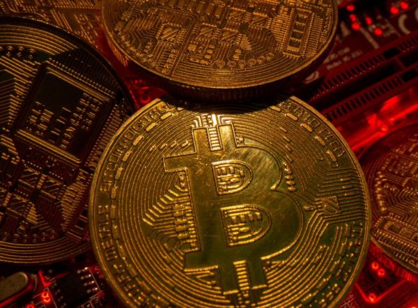 bitcoin-cai-com-cautela-global-e-recuo-de-acoes-do-setor-de-tecnologia