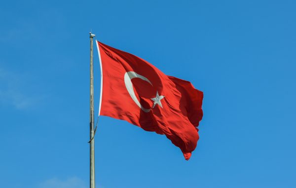 fitch-eleva-rating-da-turquia-para-“bb-“,-com-perspectiva-estavel