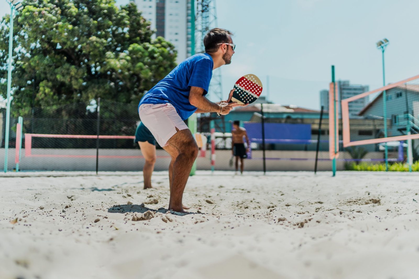 quase-metade-dos-praticantes-de-beach-tennis-ja-sofreu-alguma-lesao