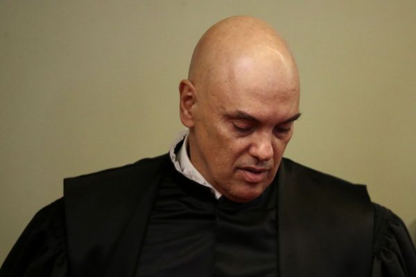 alem-de-impeachment,-oposicao-fala-em-apreender-e-acessar-telefone-de-moraes-em-documento