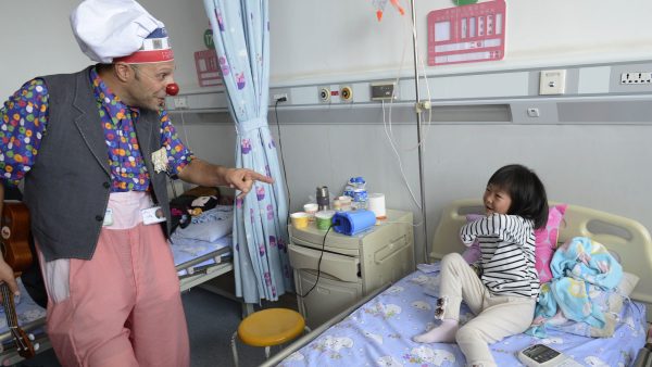 visita-de-palhacos-a-criancas-internadas-pode-acelerar-recuperacao,-diz-estudo