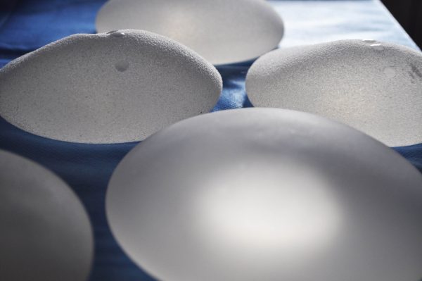 explante-de-silicone:-por-que-mulheres-optam-por-tirar-a-protese?