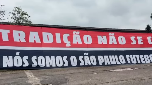 torcida-do-sao-paulo-provoca-botafogo-antes-de-decisao:-“tradicao-nao-se-compra”