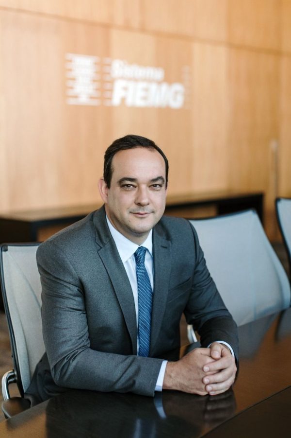 “juros-do-brasil-diminuem-a-competitividade-de-mercado”,-afirma-presidente-da-fiemg-a-cnn