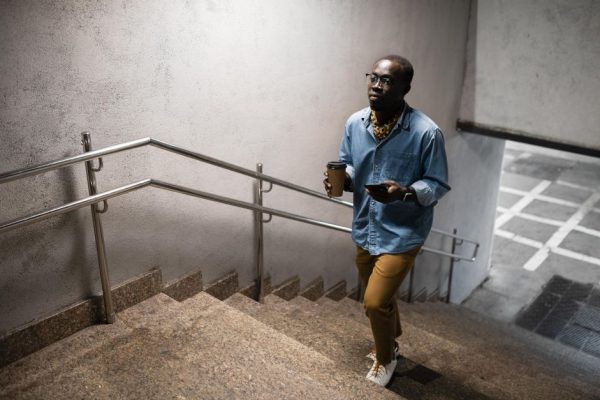conheca-os-beneficios-para-a-saude-de-trocar-elevador-por-escada