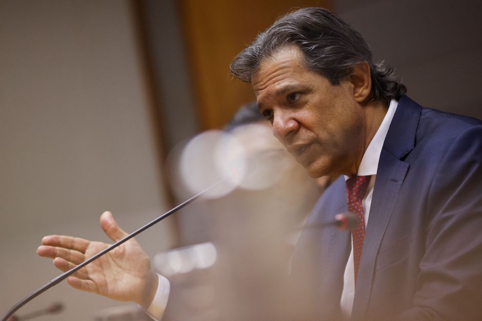 em-ny,-haddad-nega-que-fiscal-e-queimadas-afastem-investimentos-estrangeiros-do-brasil