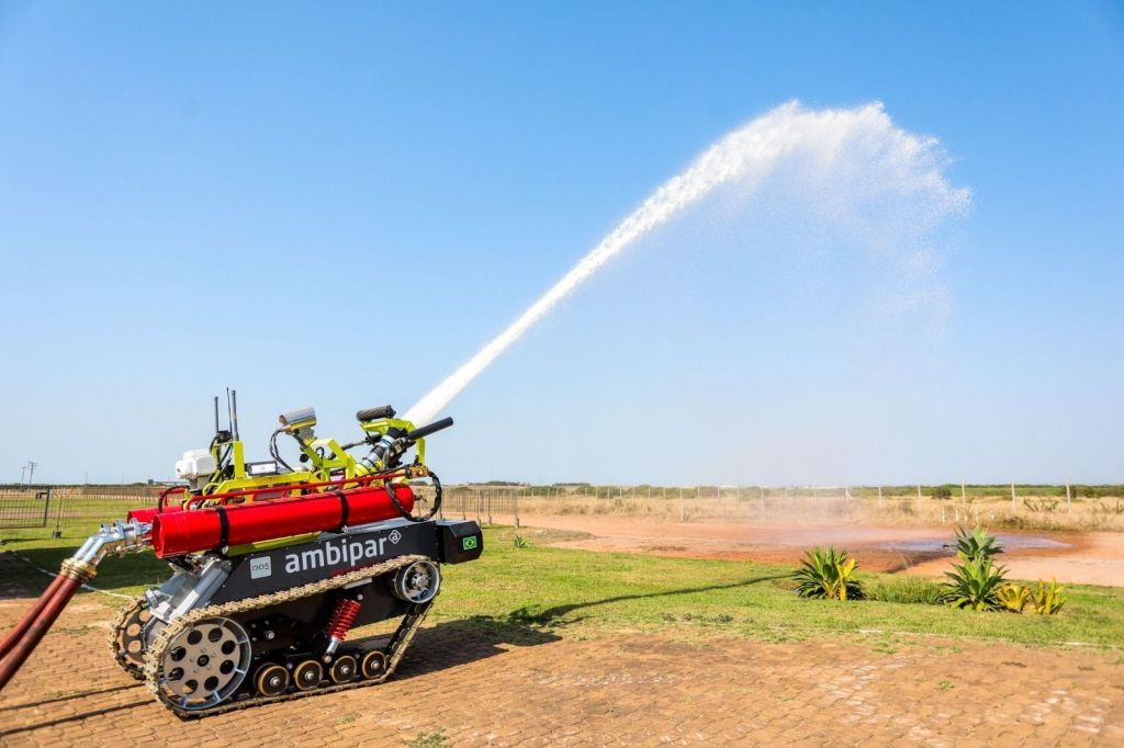 robo-brasileiro-substitui-ate-10-brigadistas-no-combate-a-incendios
