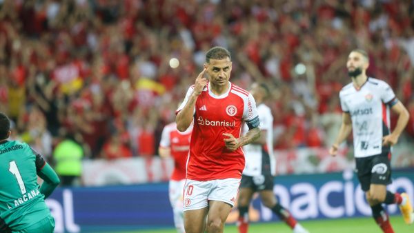 inter-bate-o-vitoria-e-chega-a-oito-jogos-de-invencibilidade-no-brasileirao