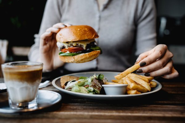o-que-e-compulsao-alimentar-e-como-trata-la:-causas,-sintomas-e-abordagens