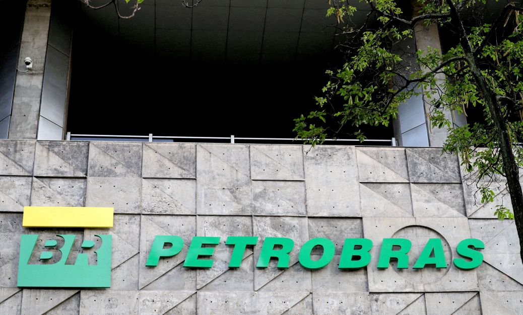 petrobras-produz-recorde-de-gasolina-no-3o-tri-de-436-mil-barris/dia