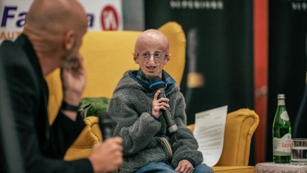 o-que-e-progeria?-doenca-do-envelhecimento-precoce-faz-criancas-parecerem-idosos
