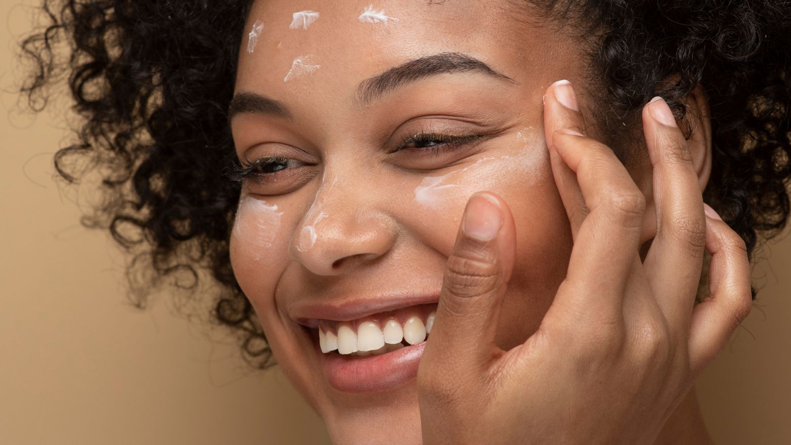 skincare-na-primavera:-veja-como-adaptar-a-rotina-de-cuidados-na-estacao