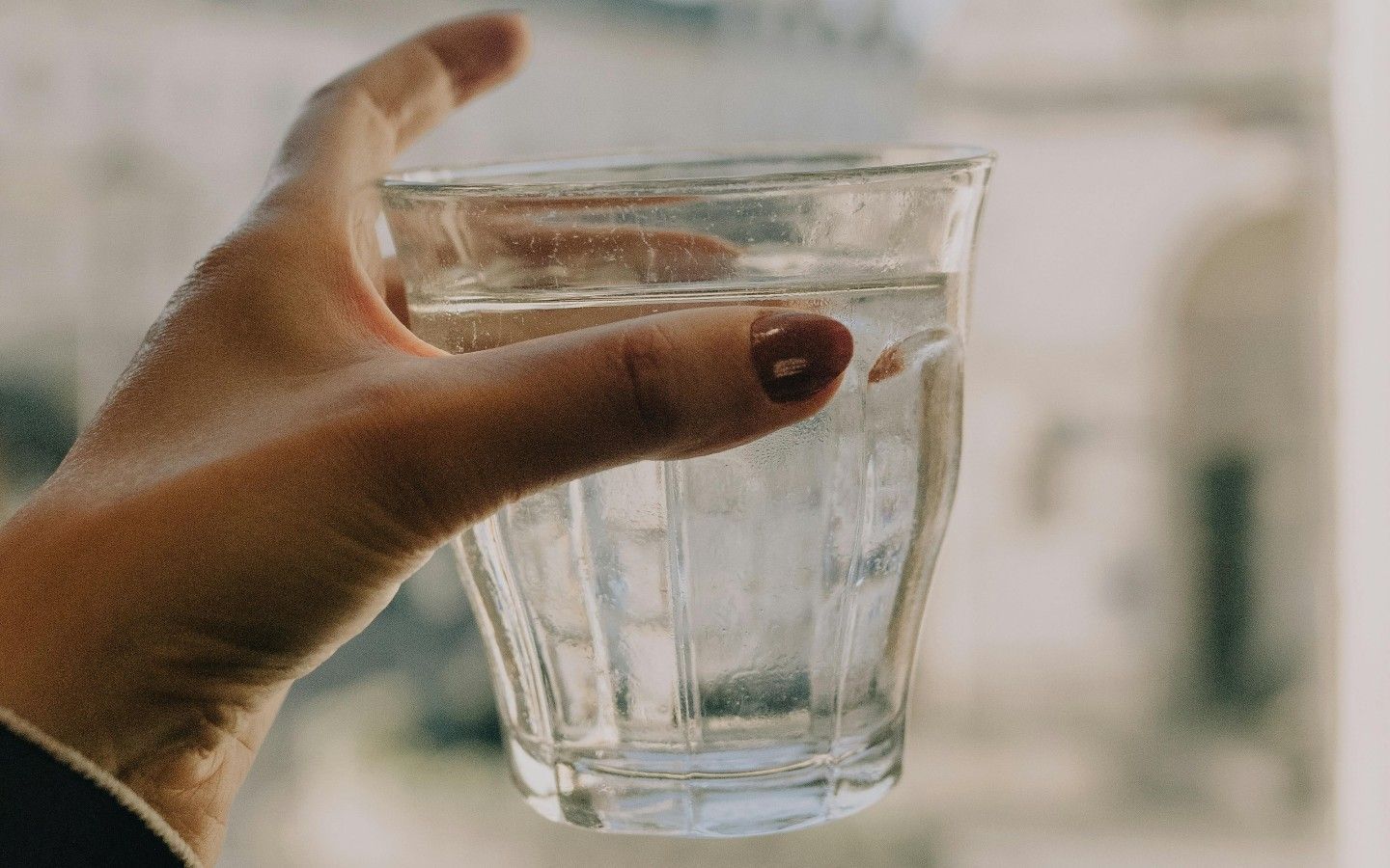 agua-pode-mesmo-aliviar-ou-prevenir-ressaca?-entenda