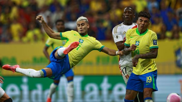 com-golacos-e-penaltis,-brasil-goleia-peru-e-afasta-crise