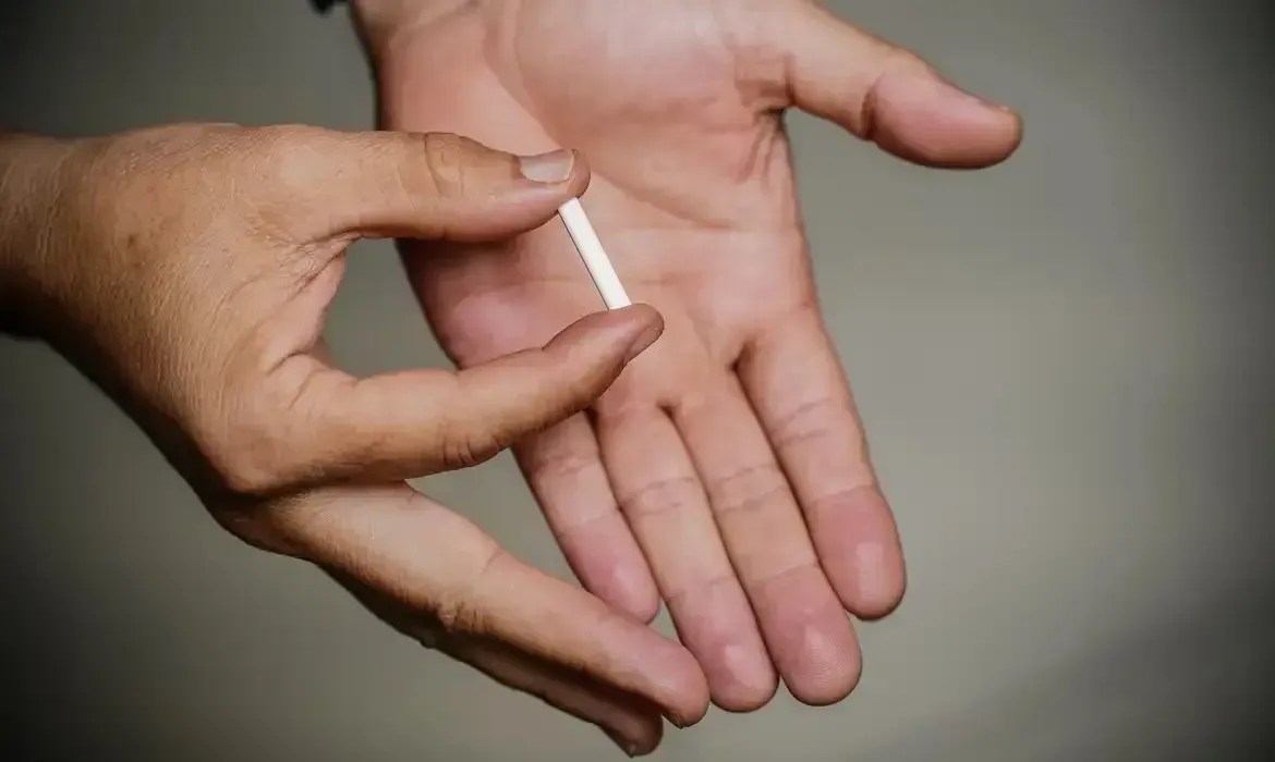 anvisa-proibe-implantes-de-hormonios-chamados-de-chip-da-beleza