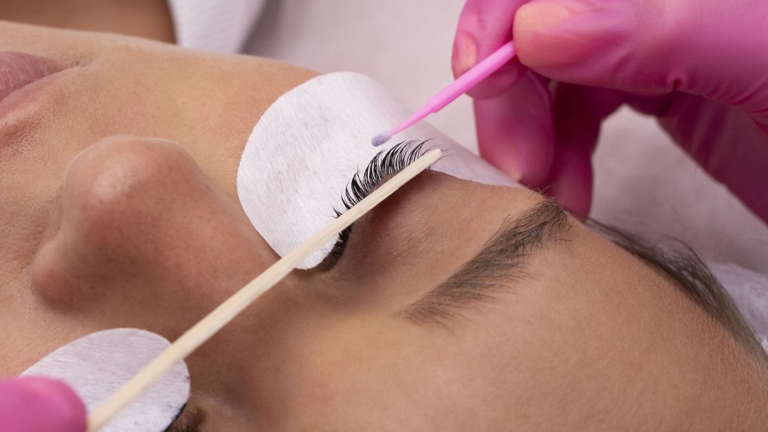 entenda-os-riscos-de-usar-cola-instantanea-para-fixar-cilios-posticos