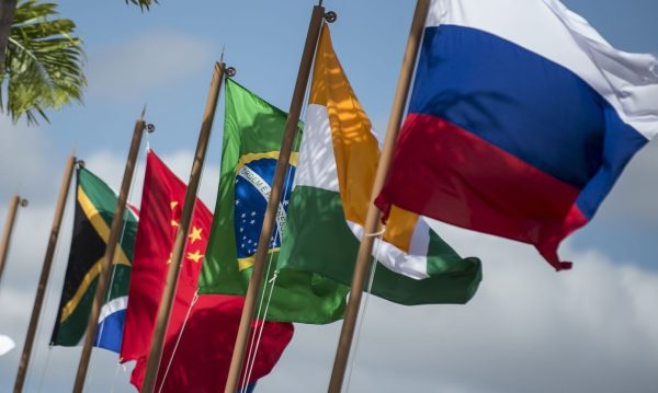 nenhuma-moeda-substituira-o-dolar-nos-proximos-10-anos,-diz-especialista-ao-ww
