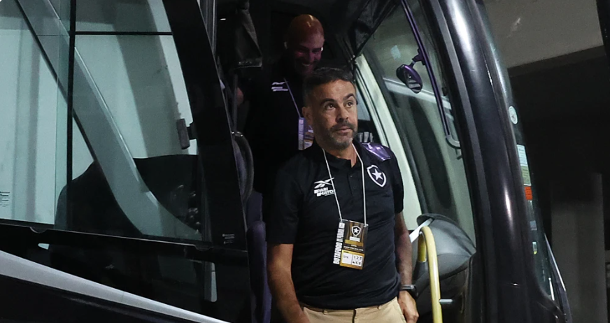 artur-jorge-evita-clima-de-“ja-ganhou”-apos-goleada-do-botafogo-na-libertadores