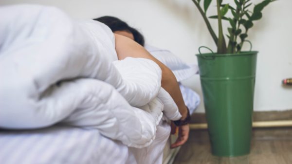dormir-mal-aos-40-anos-esta-ligado-ao-envelhecimento-do-cerebro,-diz-estudo