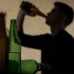 beber-muito-alcool-causa-arritmia-mesmo-horas-apos-consumo,-diz-estudo